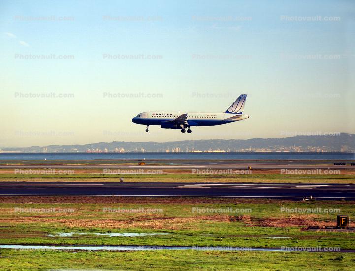 N411UA landing, United Airlines UAL, Airbus 320-232, eastbay hills, Oakland harbor