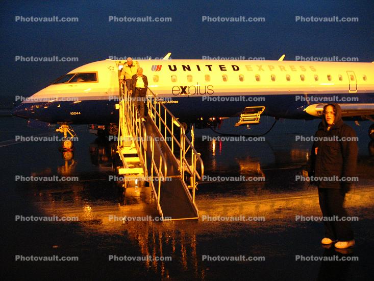 Explus, Sky West Airlines, Rainy evening in Portland, United Airlines UAL, Bombardier CL-600-2C10, N771SK, Twilight, Dusk, Dawn
