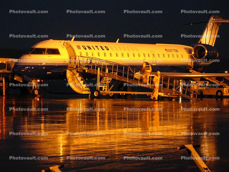 Explus, Sky West Airlines, Rainy evening in Portland, Bombardier CL-600-2C10, N771SK