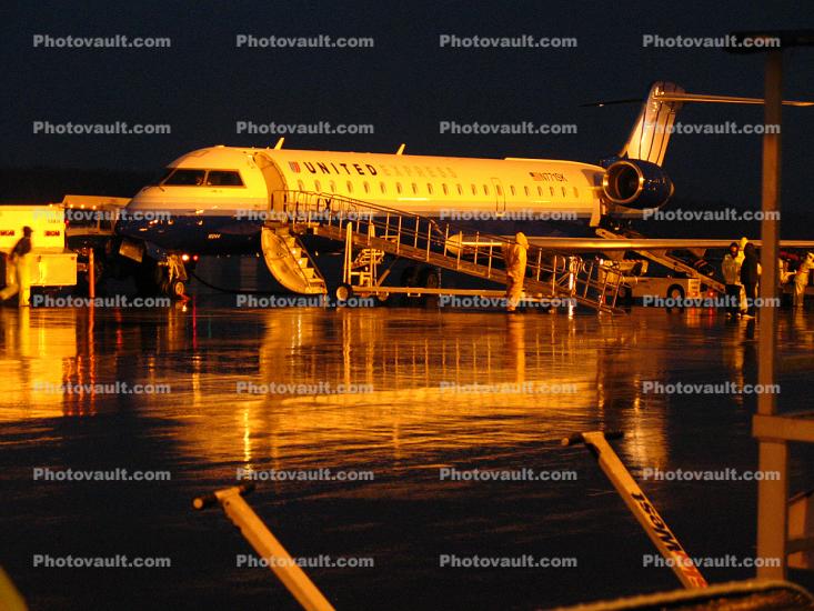 Explus, Sky West Airlines, Rainy evening in Portland, United Airlines UAL, Bombardier CL-600-2C10, N771SK, Twilight, Dusk, Dawn