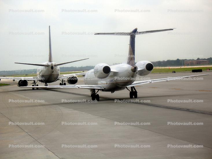 Aircraft lined up for take-off, N26545, Embraer EMB-145LR, Continental Express, Houston