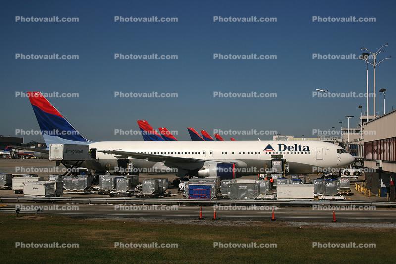 N125DL, Boeing 767-332, Delta Air Lines, 767-300 series, CF6-80A2, CF6