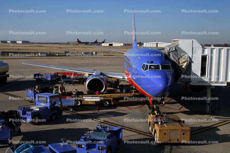 Boeing 737, Southwest Airlines SWA, Tulsa International Airport, (TUL), Tractor Tug, Belt Loader, Jetway, Pushertug, pushback tug, tractor, Airbridge