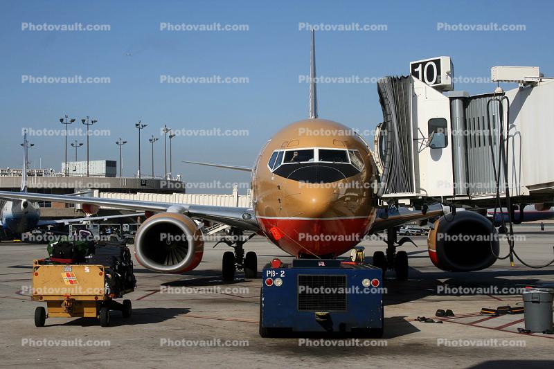 San Diego, Lindbergh Field, Boeing 737, pusher tug, baggage cart