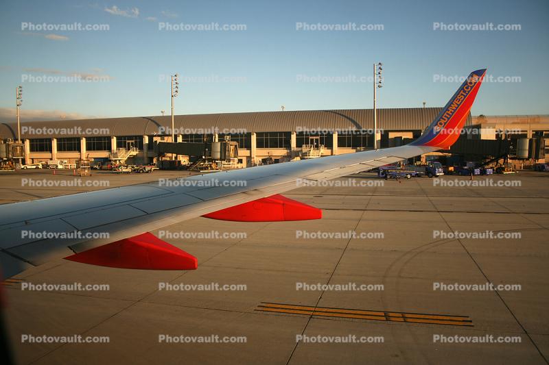 lone Wing, Terminal, Boeing 737, Southwest Airlines SWA