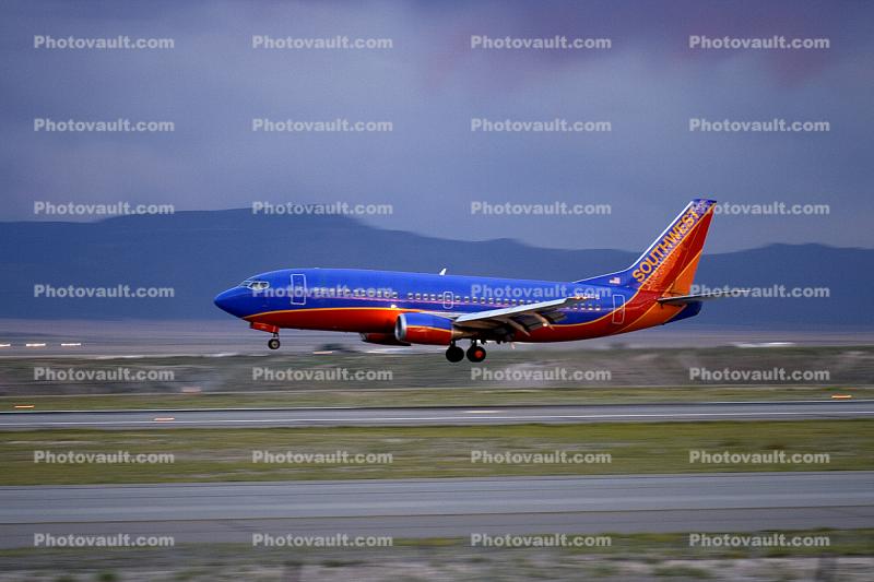 N374SW, Boeing 737-3H4, Southwest Airlines SWA, Baggage Carts, 737-300 series, landing