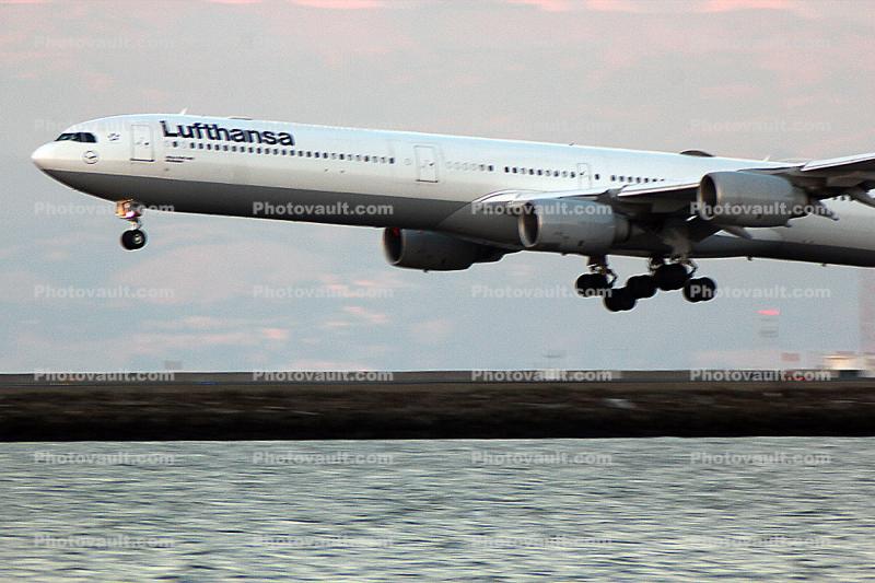 Landing A340 Commercial Jet, landing gear