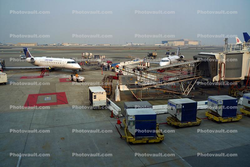 Airport Baggage Handling, Ground Equipment, SFO, Canadair Regional Jet, CRJ