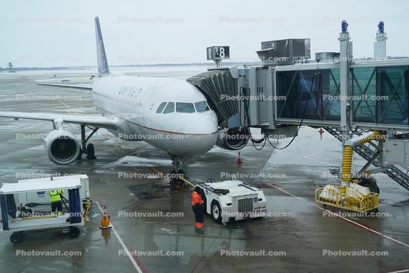 N829UA, Airbus A319-131, A319 series, V2500, Pushback Tug, tow tractor