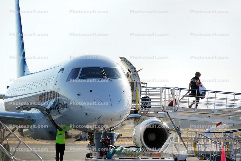 N176SY, Passengers Exiting, Disembarking, Embraer 175LR (ERJ-170-200LR)