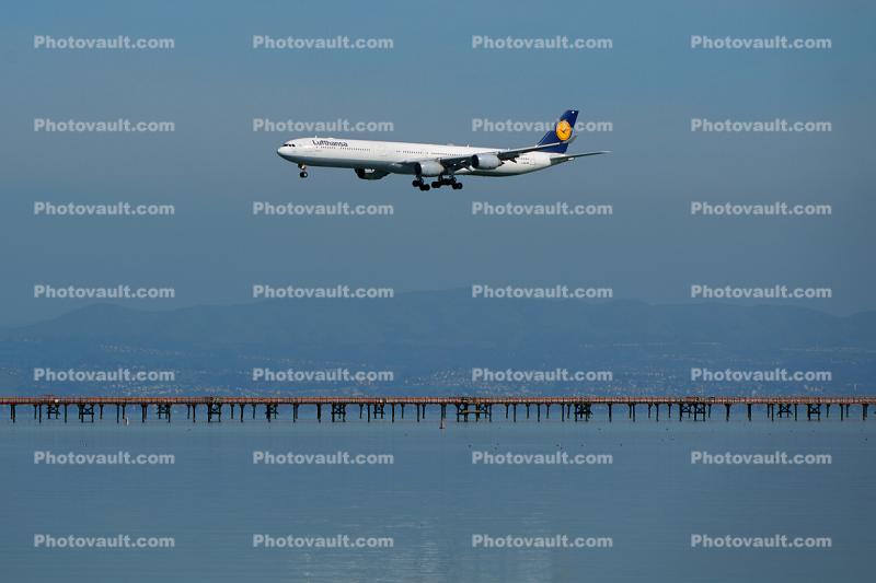 D-AIHP, Airbus A340-642, Landing at SFO, Lufthansa, Trent 556-61