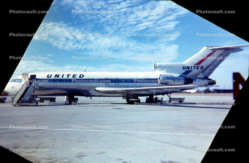 N7077U, United Airlines UAL, Boeing 727-22, 727-200 series, San Diego, 1969, 1960s