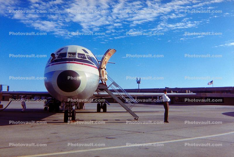 Douglas DC-9-31, N981PS, PSA, JT8D, head-on, San Diego, 1969, 1960s