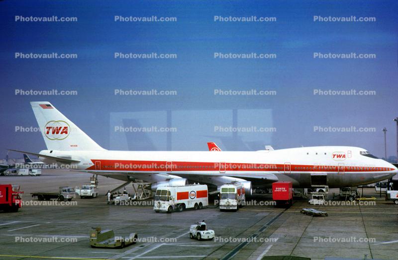 N93108, TWA, Boeing 747-131, 747-100 series, Esso Fuel Trucks, October 1970