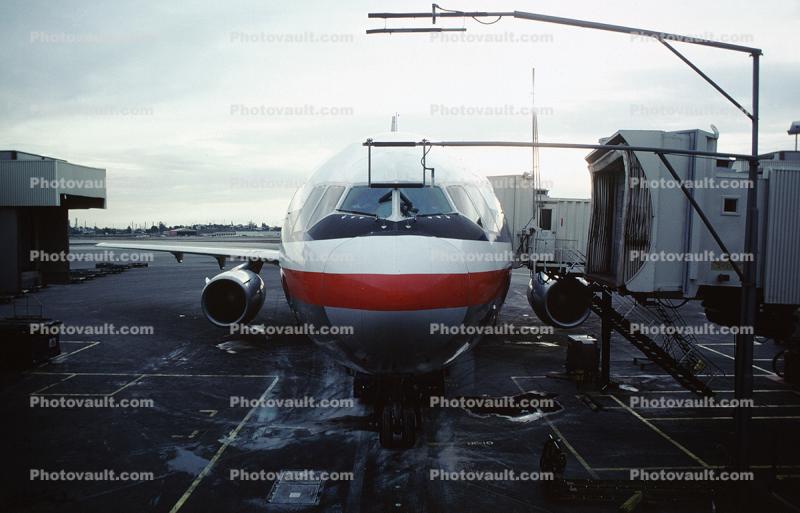 jetway, terminal, American Airlines AAL, Douglas DC-10