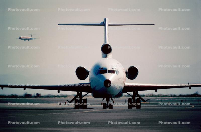N2818W, Boeing 727-247, Western Airlines WAL, San Francisco International Airport (SFO), head-on, JT8D, 727-200 series