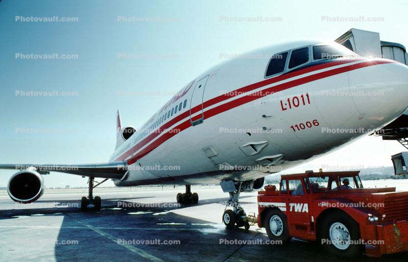 N11006, Lockheed L-1011-385-1, TriStar 1, TWA, SFO, pushback, pusher tug, L-1011-1, September 26, 1982, 1980s
