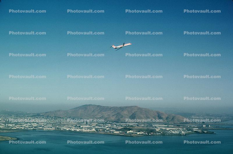 PSA, Pacific Southwest Airlines, Douglas DC-9, San Francisco International Airport (SFO), San Bruno Mountain