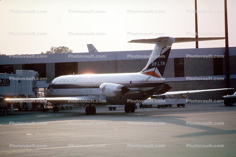 N3335L, Delta Airlines, Douglas DC-9-32, Jetway, Airbridge
