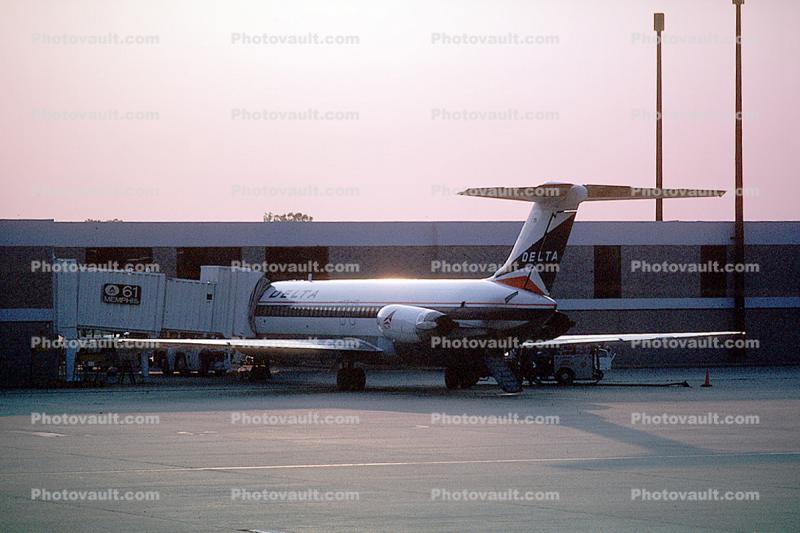 N3335L, Delta Airlines, Douglas DC-9-32, Jetway, Airbridge