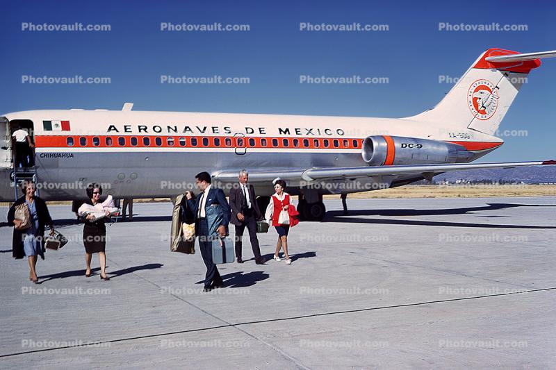 XA-SOG, Aeronaves de Mexico, named Chihuahua, Pasengers embarking, McDonnell Douglas DC-9-15