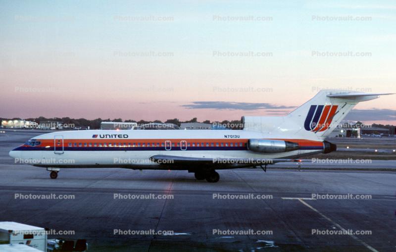 N7013U, United Airlines UAL, Boeing 727-22, JT8D-7B, JT8D, 727-200 series