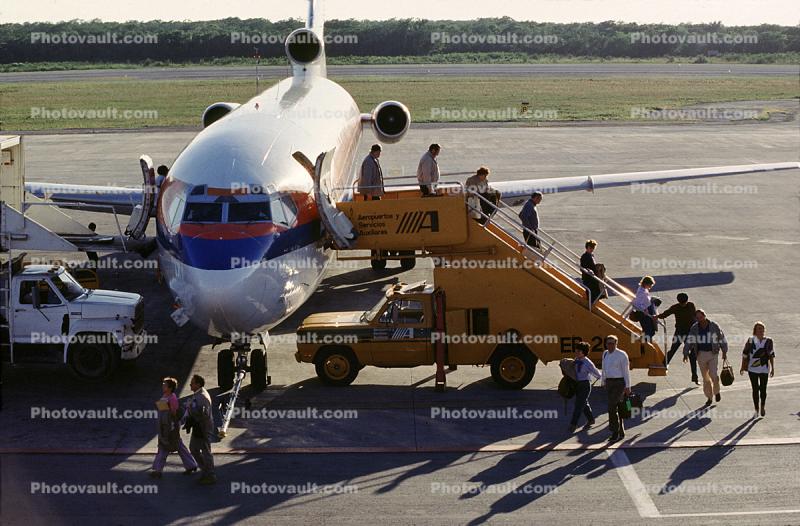 Rampstairs, ramp, Mobile Stairs, N7447U, Boeing 727-222, Cancun, JT8D-15 s3, JT8D, 727-200 series