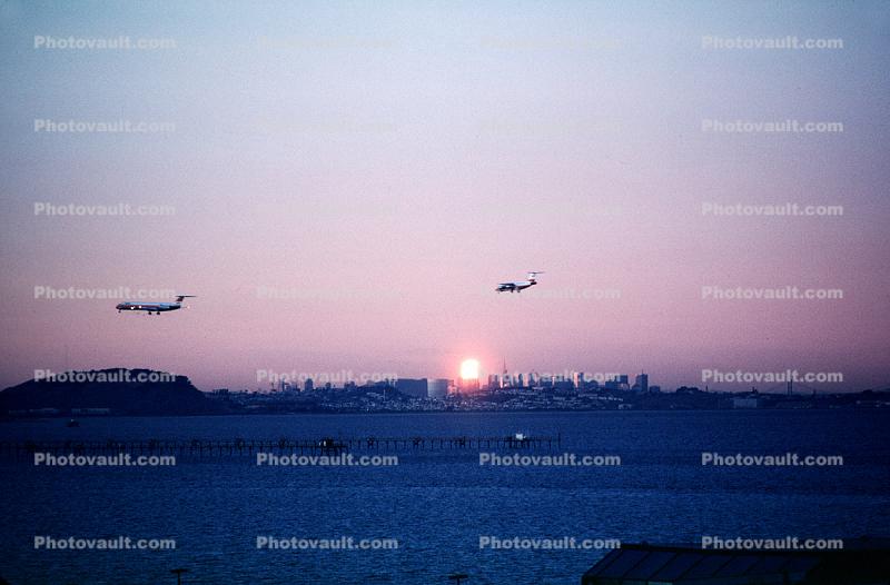 San Francisco International Airport (SFO), Double PSA Jets landing