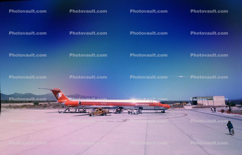 XA-AMO, McDonnell Douglas MD-82, Aeromexico, JT8D-217C, JT8D, Airstair