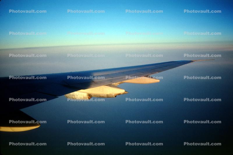 Boeing 747, Lone Wing in Flight