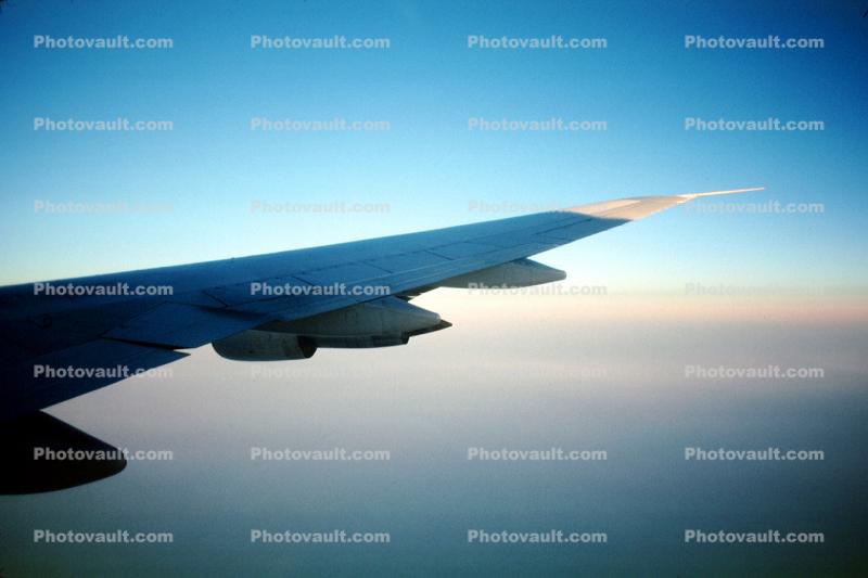 Boeing 747, Lone Wing in Flight