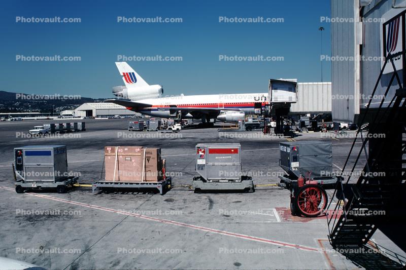 boxes, United Airlines UAL, Douglas DC-10, (SFO)