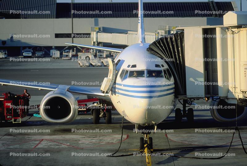 Boeing 737, San Francisco International Airport (SFO), America West Airlines AWE, head-on