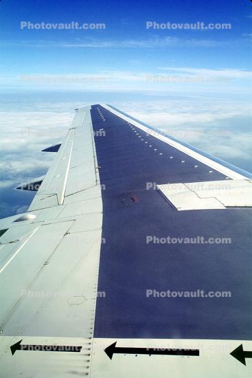 Lone Wing in Flight Boeing 737-500, 30/05/1993