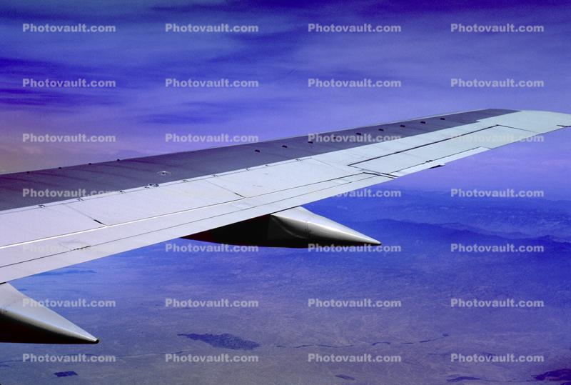 Boeing 737  lone Wing in Flight