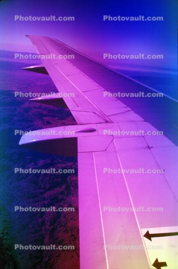 Boeing 737, Southwest Airlines SWA, lone Wing in Flight, 10/09/1993