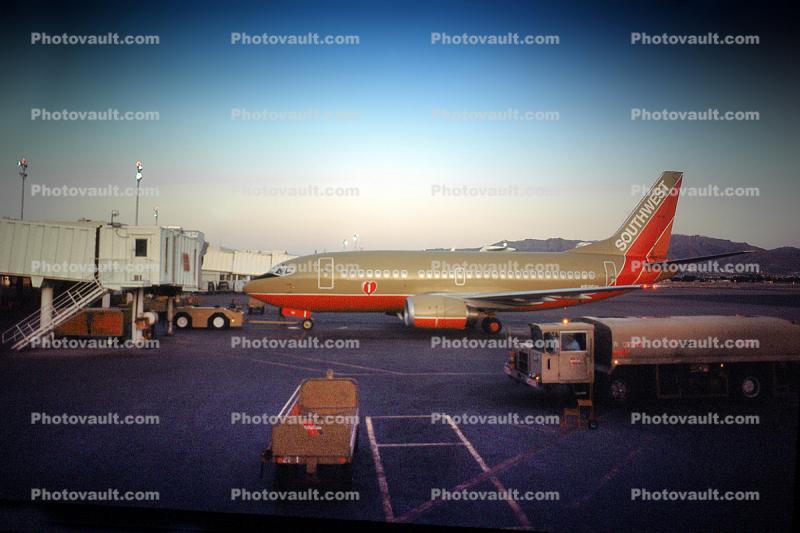 Boeing 737-400, Southwest Airlines SWA, El Paso, jetway, refueling truck, fuel, Fueling, tanker, Airbridge