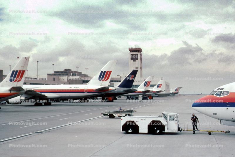 Pushertug, United Airlines UAL, Boeing 737, Tug, pushback tug, tractor, towbar