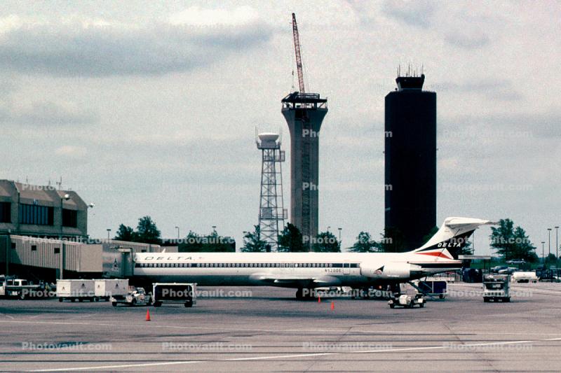 N920DE, Delta Air Lines, McDonnell Douglas MD-88, Control Tower, Kansas City International Airport, MCI, Missouri, JT8D, JT8D-219