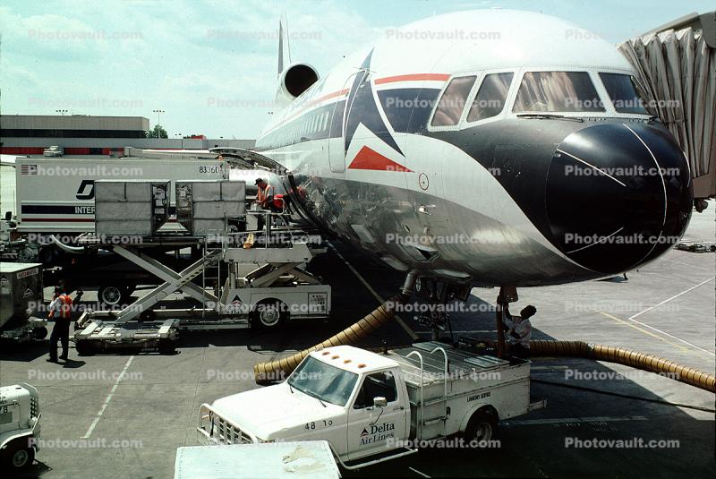Scissor Lift Catering Truck, Delta Air Lines, Lockheed L-1011