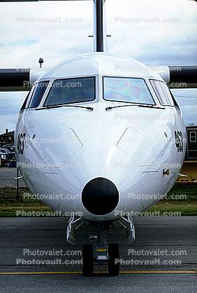 de Havilland Canada Dash-8, head-on