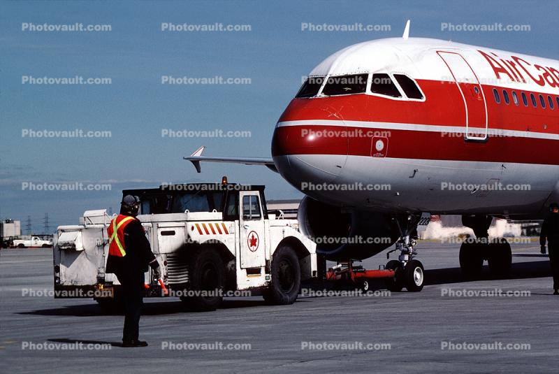 C-FKPS, Airbus A320-211, Air Canada ACA, pushertug, pushback tug, tractor, towbar