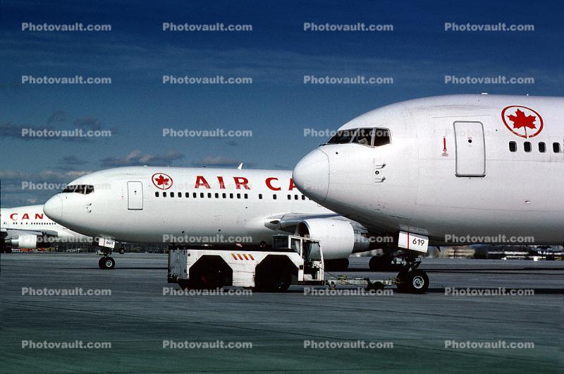 Boeing 767, Air Canada ACA, pushertug, pushback tug, tractor, towbar