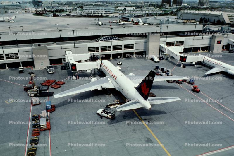 Boeing 767, Air Canada ACA, jetway, terminal, Airbridge