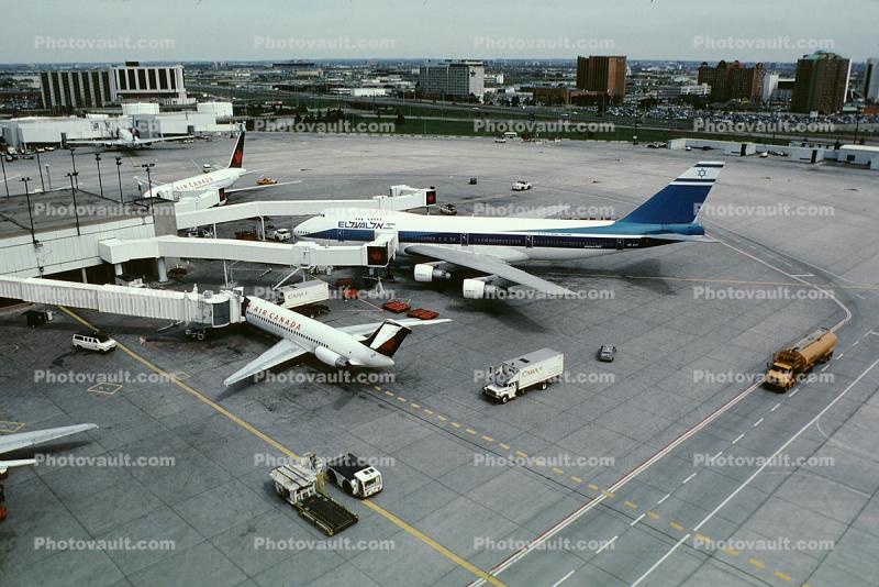 4X-AXD, Boeing 747-258C, El Al (ELY), Lester B. Pearson International Airport, 747-200 series, jetway, Airbridge