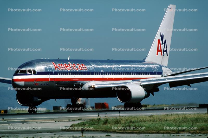 N319AA, American Airlines AAL, Boeing 767-223ER, San Francisco International Airport (SFO)