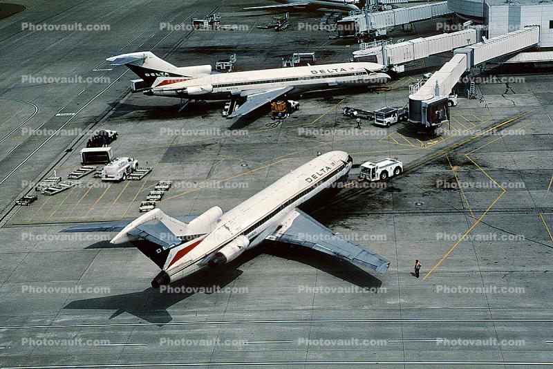 N416DA, N485DA, Boeing 727, Jetway, Airbridge, pushback, pusher tug