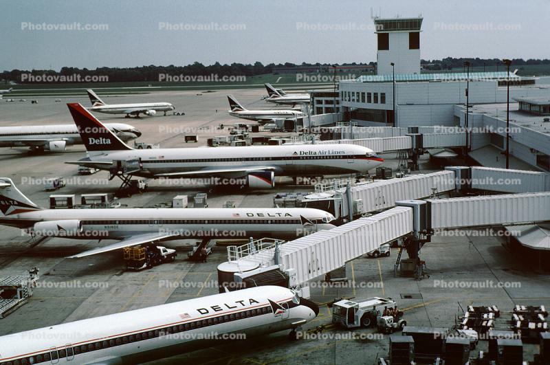 Boeing 767, Delta Air Lines, Douglas DC-9