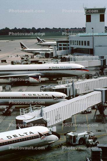 Boeing 767, Delta Air Lines, Douglas DC-9, Jetway, Airbridge