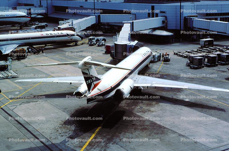 N909DE, Delta Air Lines, Douglas DC-9, Jetway, Airbridge
